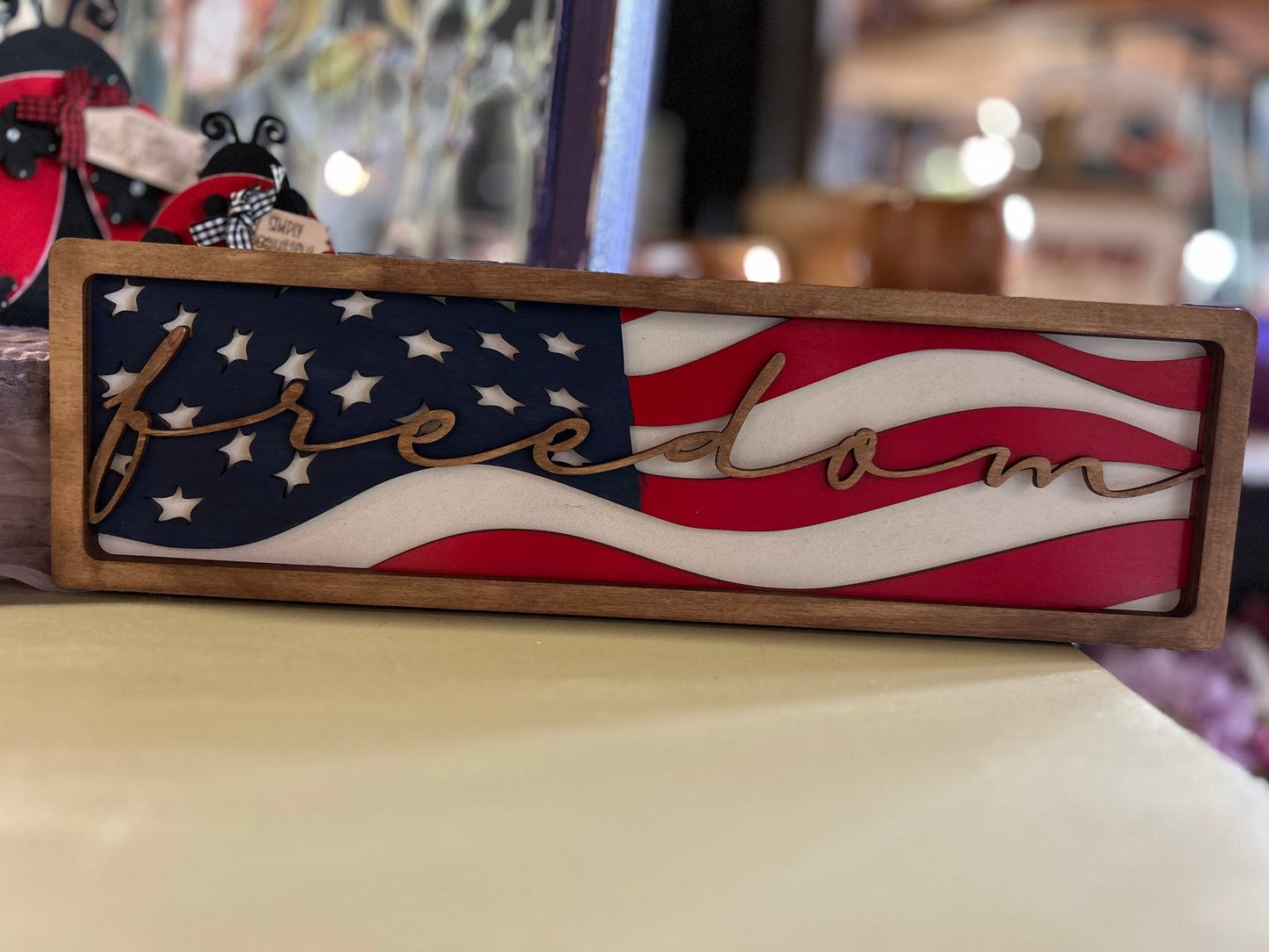 Americana Shelf sitter